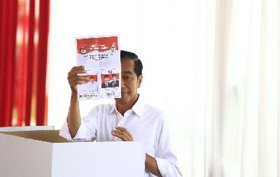 Presiden Joko Widodo menunjukan surat suara Pemilu 2019 di tempat pemungutan suara (TPS) 008, Gambir, Jakarta, 17 April 2019. TEMPO/Subekti