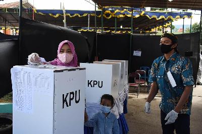 Pemungutan suara pemilihan kepala daerah di Mekarsari, Kecamatan Baleendah, Kabupaten Bandung, Jawa Barat, 9 Desember 2020. TEMPO/Prima Mulia