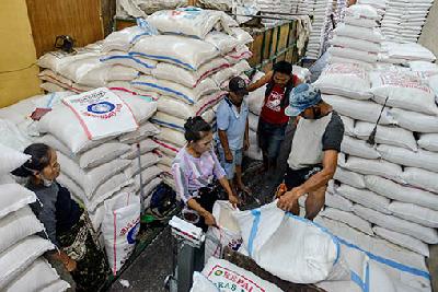 Bongkar muat beras di Pasar Induk Beras Cipinang, Jakarta, 8 Maret 2021. Tempo/Tony Hartawan