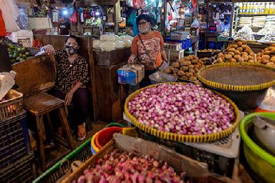 Penjualan kebutuhan pokok di Pasar Senen, Jakarta, 5 November 2020. Tempo/Tony Hartawan
