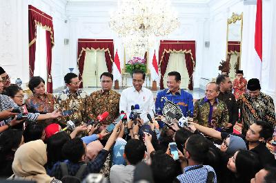 Ketua MPR RI Bambang Soestayo bersama Presiden Jokowi menyampaikan keterangan pers terkait rencana amandemen Undang-Undang Dasar (UUD) 1945 di Istana Merdeka, Jakarta, 16 Oktober 2019. Setkab/Jay/Humas