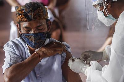 Petugas medis menyuntikan vaksin COVID-19 pada seorang pekerja wisata di Ubud, Gianyar, Bali, 16 Maret 2021. Johannes P. Christo