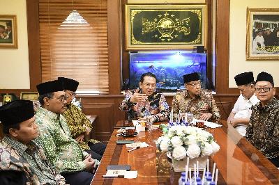 Ketua MPR Bambang Soesatyo (keempat dari kanan) dan Ketua Umum PBNU KH Said Aqil Siradj berbincang terkait amandemen terbatas UUD 1945 menyangkut GBHN di Gedung PBNU, Jakarta, 27 November 2019. ANTARA/Hafidz Mubarak A