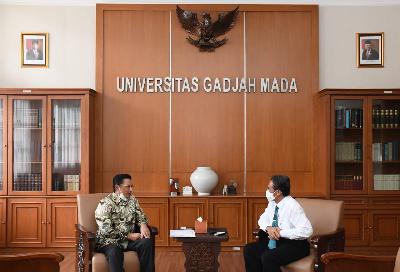 Wakil Ketua MPR Fadel Muhammad (kiri) menemui Rektor Universitas Gadjah Mada Panut Mulyono untuk membahas gagasan Pokok-Pokok Haluan Negara (PPHN) pokok-pokok haluan negara sebagai pengganti GBHN di UGM, Yogyakarta, 3 Februari 2021. Dok. MPR 