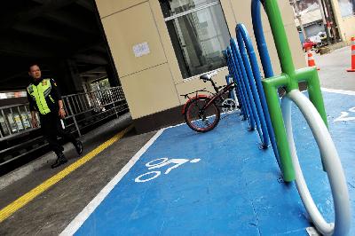 Sepeda lipat di fasilitas parkir gratis di Stasiun MRT Cipete Raya, Jakarta, 15 Oktober 2019. TEMPO/Hilman Fathurrahman W