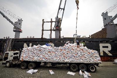Pekerja melakukan bongkar-muat beras impor di Pelabuhan Tanjung Priok, Jakarta. TEMPO/Tony Hartawan