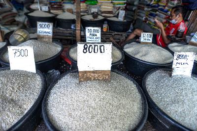 Penjualan beras eceran di Pasar Manggarai, Jakarta, 22 Desember 2020.  TEMPO/Tony Hartawan