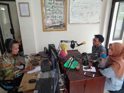 Aktivitas edukasi lewat siaran radio Kelas Belajar Radio Komunitas di studio radio PPKFM Kecamatan Sragi, Kabupaten Pekalongan, Jawa Tengah. (Dok. Pribadi)