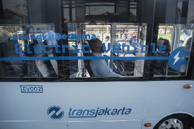 Bus listrik saat uji coba di kantor Pusat Transjakarta, Jakarta,  6 Juli 2020.  TEMPO/M Taufan Rengganis