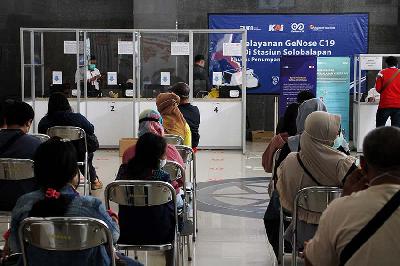 Calon penumpang antri untuk melakukan tes Genose C19 dengan metode Gajah Mada Electric Nose Covid-19 (GeNose C19) di stasiun Balapan, Solo, Jawa Tengah, 15 Februari 2021. Tempo/Bram Selo