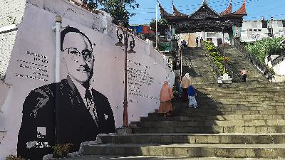 Mural Usmar Ismail dan sajaknya yang berjudul Ditengah Djalan, di Bukittinggi, Sumatera Barat. Dok. Sako Academy