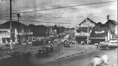 Suasana persimpangan Senen Raya, Jakarta Pusat, Februari 1956. Dok. Perpusnas/Album Jakarta, BPAD DKI Jakarta