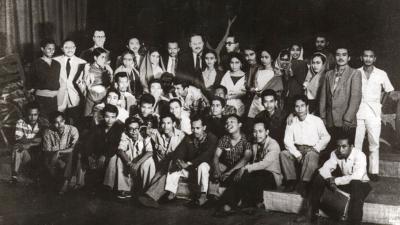 Usmar Ismail (berdiri, kedua kiri) dan siswa Akademi Teater Nasional (ATNI), pada 1960. Dok. Perpusnas