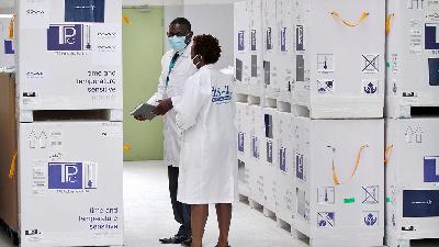 Pekerja medis memeriksa ketersediaan vaksin AstraZeneca / Oxford yang dibawa oleh COVAX, sebelum didistribusikan di Kitengela, Nairobi, Kenya, 4 Maret 2021. REUTERS/Monicah Mwangi