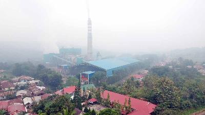 Foto udara cerobong di kawasan Pembangkit Listrik Tenaga Uap (PLTU) Ombilin di Desa Sijantang, Talawi, Sawahlunto, Sumatera Barat, Okotkber 2019. ANTARA/Iggoy el Fitra