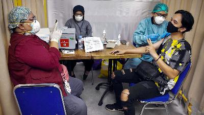 Pegawai mal mendapat suntikan vaksin Covid-19 Bio Farma di Paskal Hypersquare Bandung, Jawa Barat, 3 Maret 2021. TEMPO/Prima Mulia