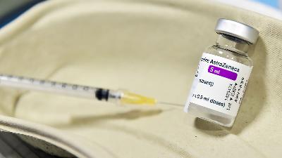 Botol vaksin Covid-19 AstraZeneca, di Turin, Italia, 19 Maret 2021. REUTERS/Massimo Pinca