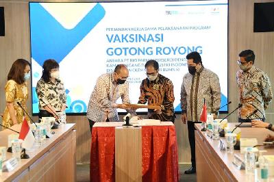Ketua Umum Kadin Rosan Perkasa Roeslani (ketiga dari kiri) dan Direktur Utama Bio Farma Honesti Basyir menandatangani perjanjian kerjasama Vaksinasi Gotong Royong yang disaksikan Menteri BUMN Erick Thohir (kedua dari kanan) di Jakarta, 13 Maret 2021. Dokumentasi Kadin/Facebook Kadin Indonesia