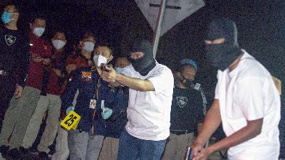 Sejumlah anggota tim penyidik Bareskrim Polri memperagakan adegan saat rekonstruksi kasus penembakan enam anggota laskar Front Pembela Islam (FPI) di Karawang, Jawa Barat, Senin (14/12/2020) dini hari. 
ANTARA FOTO/M Ibnu Chazar