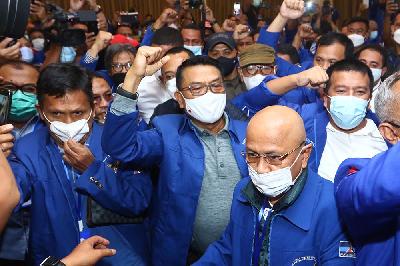 Moeldoko (tengah) tiba di lokasi Kongres Luar Biasa (KLB) Partai Demokrat di The Hill Hotel Sibolangit, Deli Serdang, Sumatera Utara, 5 Maret 2021. ANTARA/Endi Ahmad