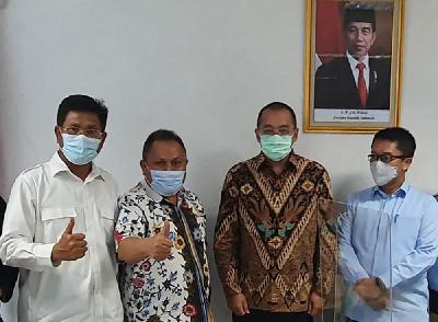 Sekjen Partai Demokrat versi KLB Jhonny Allen (kedua dari kiri) dan Delegasi kubu Moeldoko mendaftarkan hasil Kongres Luar Biasa Partai Demokrat di Deli Serdang, Sumatera Utara, ke Kementerian Hukum dan HAM, 15 Maret 2021. Istimewa