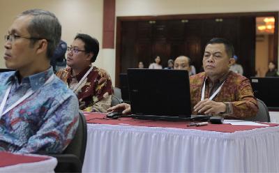 Antam Novambar (kanan) saat mengikuti uji kompetensi Calon Pimpinan Komisi Pemberantasan Korupsi (Capim KPK) periode 2019-2023 di Cilandak, Jakarta, 8 Agustus 2019. TEMPO/Muhammad Hidayat