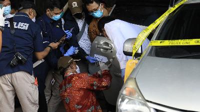 The Komnas HAM team accompanied by the team from the National Police’ Criminal Investigation Department examine a car at Polda Metro Jaya, Jakarta, last December. The car was used in the shootout incident that killed six FPI members on December 7, 2020.
Tempo/Muhammad Hidayat
