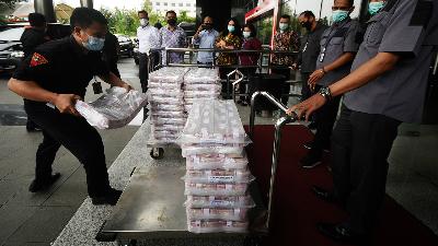 The Rp52.3 billion confiscated money in the lobster larvae export corruption case at the Corruption Eradication Commission building, Jakarta, March 15.
Tempo/Imam Sukamto
