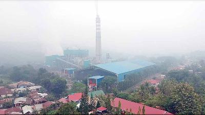 Fly ash pollution from a coal-burning chimney at the Ombilin Steam Power Plant (PLTU) in Sijantang village, Sawahlunto, West Sumatra, October 2019.
Antara/Iggoy el Fitra 
