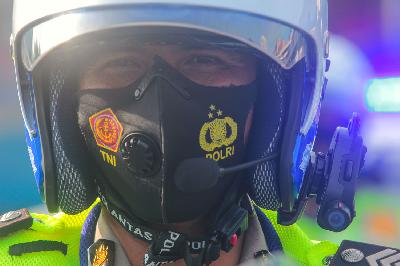 Polisi lalu lintas memakai helm dengan kamera pada peluncuran Electronic Traffic Law Enforcment (ETLE) di Mapolda Metro Jaya, Jakarta, 20 Maret 2021. TEMPO/Hilman Fathurrahman W