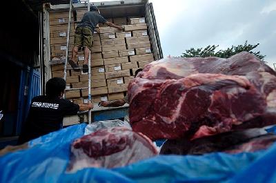Bongkar muat peti kemas berisi daging sapi impor asal Australia di gudang Bulog, Jakarta, 2016. TEMPO/Tony Hartawan