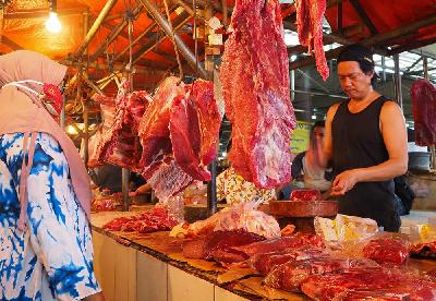 Pedagang daging melayani calon pembeli di Pasar Kebayoran Lama, Jakarta, 19 Januari 2021. Tempo/Nurdiansah