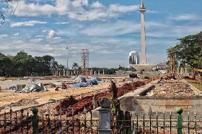 Revitalisasi Monas untuk sambut Formula E yang digelar di Medan Merdeka Selatan, Lapangan Monas, Jakarta, 10 Februari 2020. TEMPO/Magang/Ahmad Tri Hawaari