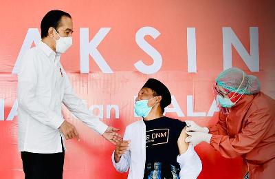 Presiden Joko Widodo (kiri) saat meninjau vaksinasi massal dengan vaksin AstraZeneca di Pendopo Kabupaten Jombang, Provinsi Jawa Timur, 22 Maret 2021. setneg.go.id