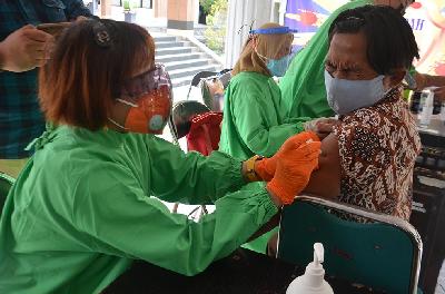 Warga mendapatkan vaksin COVID-19 Astrazeneca di Kecamatan Kota Jombang, Kabupaten Jombang, Jawa Timur, 22 Maret 2021.  ANTARA/Syaiful Arif