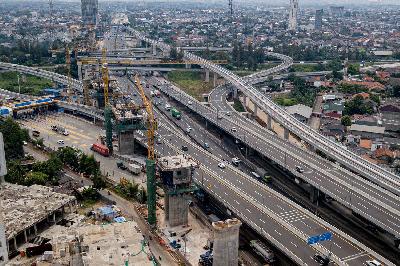 Pengerjaan struktur pier proyek Kereta Cepat Jakarta-Bandung (KCJB) di ramp Gerbang Tol (GT) Cikunir 2, Bekasi Selatan, Jawa Barat, 22 Maret 2021. TEMPO/Tony Hartawan