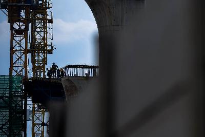 Pengerjaan struktur pier proyek Kereta Cepat Jakarta-Bandung (KCJB) di ramp Gerbang Tol (GT) Cikunir 2, Bekasi Selatan, Jawa Barat, 22 Maret 2021. TEMPO/Tony Hartawan