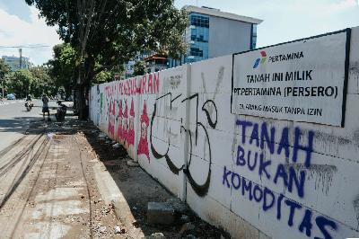 Pemberitahuan kepemilikan lahan PT Pertamina di jalan Pancoran Buntu II, Pancoran, Jakarta 21 Maret 2021. TEMPO/M Taufan Rengganis