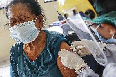 Petugas medis menyuntikan vaksin COVID-19 AstraZeneca pada seorang warga lanjut usia saat vaksinasi masal di Sanur, Denpasar, Bali, 22 Maret 2021. Johannes P. Christo