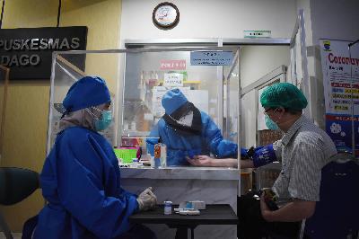 Dokter dari tim uji klinis vaksin Covid-19 Sinovac mendapat pemeriksaan sebelum disuntik vaksin Covid-19 Sinovac di Puskesmas Dago, Bandung, Jawa Barat, 20 Januari 2021. TEMPO/Prima Mulia