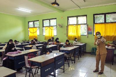 Guru dan siswa melakukan pembelajaran tatap muka di SMP Negeri 2 Bekasi, Kota Bekasi, Jawa Barat, 2 Maret 2021. TEMPO/Hilman Fathurrahman W