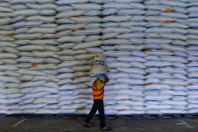 Bongkar muat beras di Gudang Bulog Kelapa Gading, Jakarta, 19 Maret 2021. Tempo/Tony Hartawan