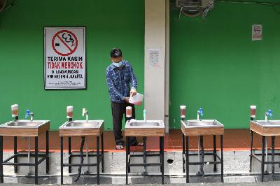 Karyawan melakukan persiapan pembelajaran tatap muka di Sekolah Menengah Pertama (SMP) Negeri 4, Jakarta Pusat, 22 Maret 2021. ANTARA/M Risyal Hidayat