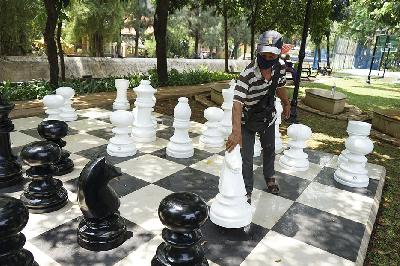 Warga bermain catur raksasa di Taman Danau Singkarak, Bendungan Hilir, Jakarta. TEMPO/Muhammad Hidayat