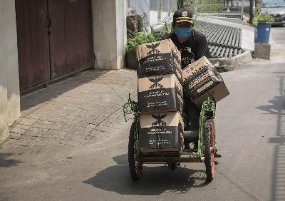 Warga mengangkut paket bantuan sosial sembako Presiden yang akan didistribusikan di Cipete Selatan, Jakarta 15 Oktober 2020. TEMPO/M Taufan Rengganis