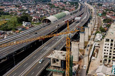 Pengerjaan struktur pier proyek Kereta Cepat Jakarta-Bandung (KCJB) yang terletak di ramp Gerbang Tol (GT) Cikunir 2, Bekasi Selatan, Jawa Barat, 22 Maret 2021. Tempo/Tony Hartawan