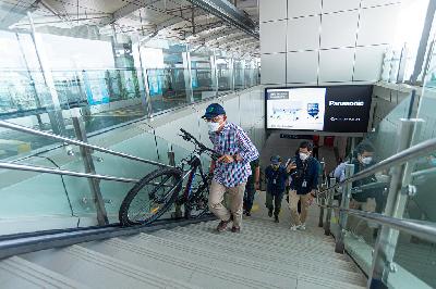 Direktur Utama PT MRT Jakarta William Sabandar saat mencoba akses sepeda nonlipat di Stasiun Lebak Bulus Grab, Jakarta, 19 Maret 2021. PT MRT Jakarta/Irwan Citrajaya.