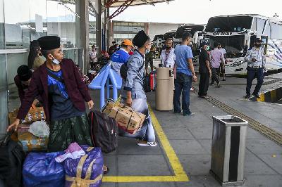 Calon penumpang bersiap menaiki bus di Terminal Terpadu Pulo Gebang, Jakarta, 26 Maret 2021. ANTARA /Galih Pradipta