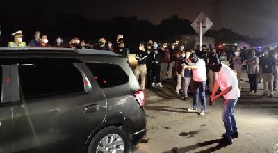 Reka adegan saat polisi mengepung mobil Chevrolet Spin yang ditumpangi anggota laskar FPI di Rest Area KM 50, Karawang, Jawa Barat, Senin, 14 Desember 2020. TEMPO/ Rosseno Aji
