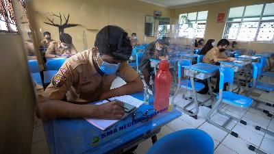 Kegiatan belajar tatap muka dengan menerapkan protokol kesehatan di SMAN 2 Cibinong, Kabupaten Bogor, Jawa Barat, 18 Maret 2021. TEMPO/Subekti